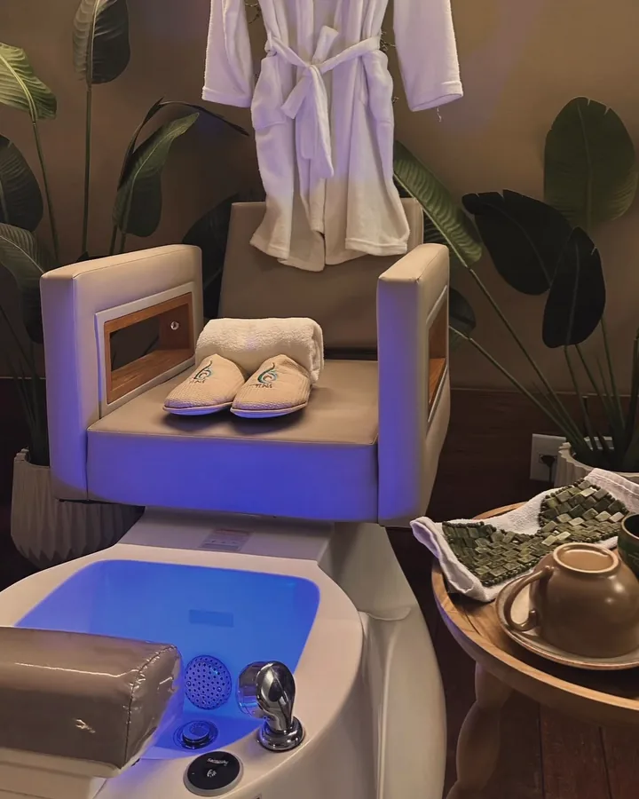 Poltrona de reflexologia com pantufas Tuná e hidromassagem de cromoterapia azul